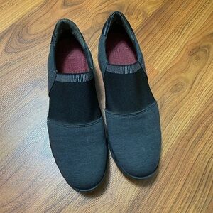 MUNRO black and gray two tone comfort slip on sneakers shock absorbing heel 7.5